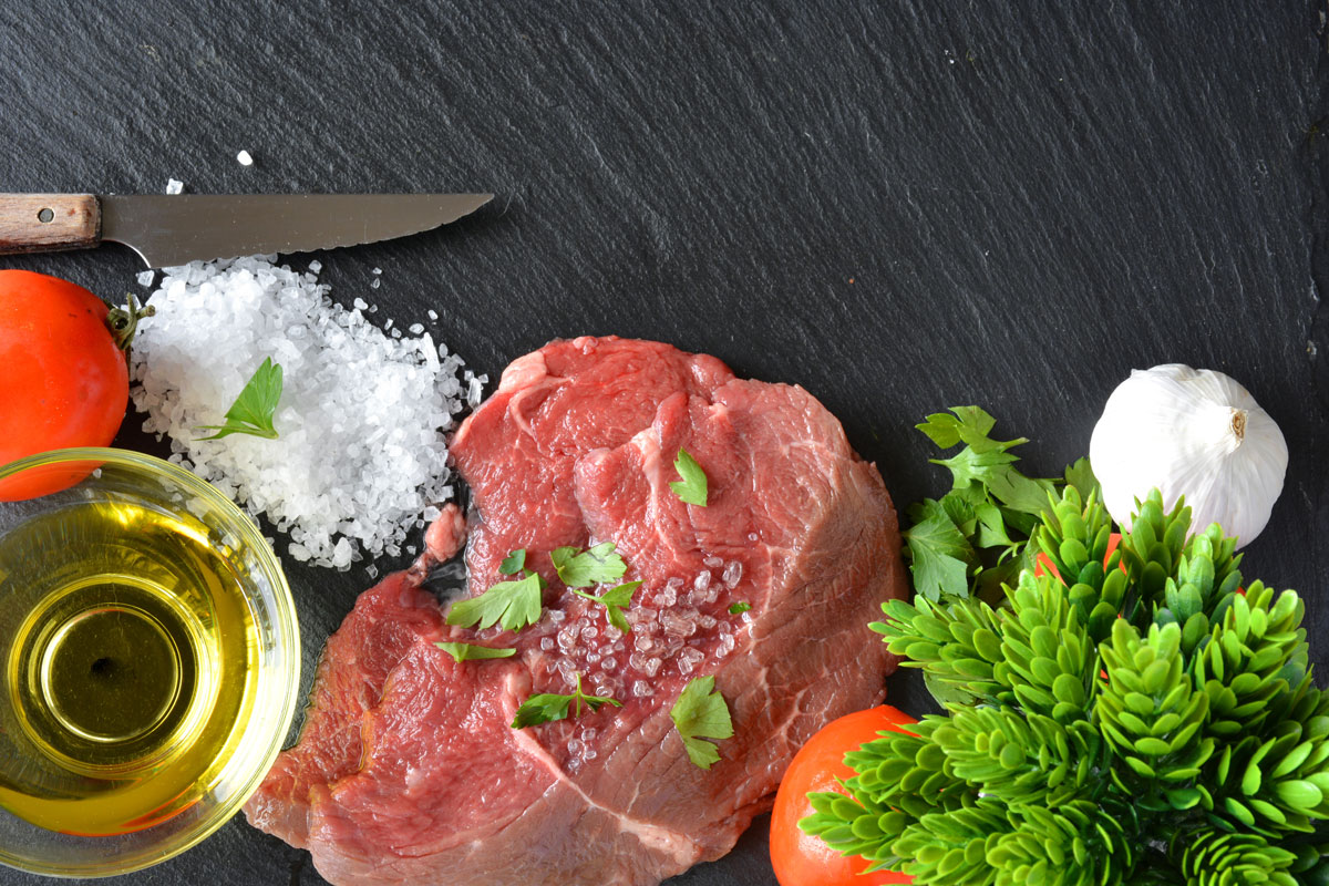 عکس استوک گوشت قرمز با نمک دریا و روغن زیتون